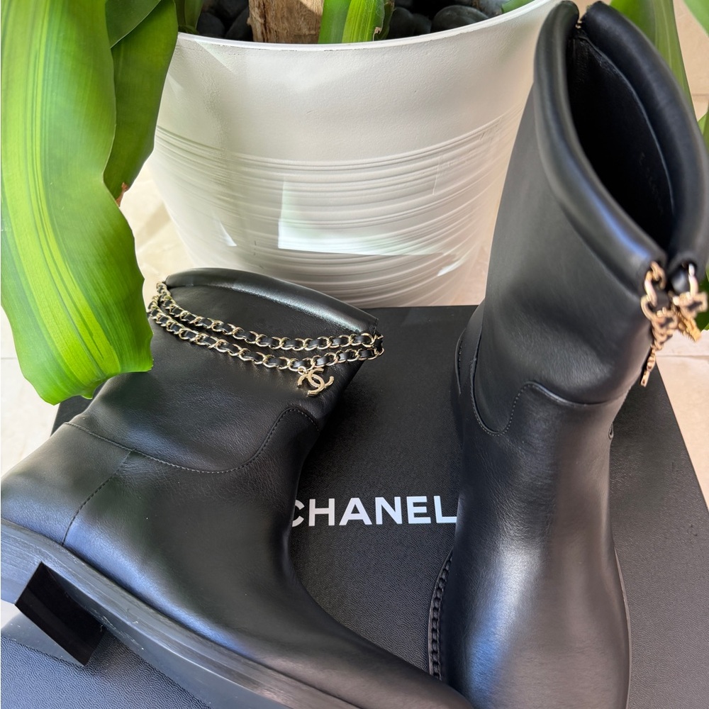Chanel Calfskin CC Chain Logo Clover Gold Chain Charms Black Leather Boots 38 - Picture 7 of 11